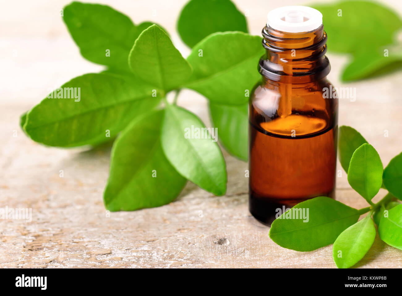 Petitgrain olio essenziale sulla tavola di legno Foto Stock
