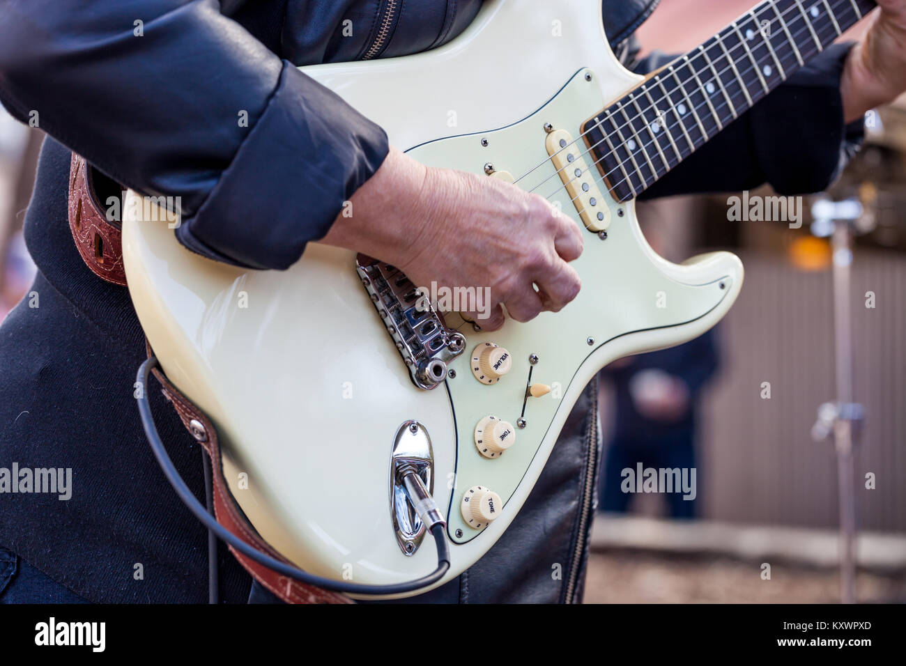 Close up musicista di suonare una chitarra elettrica Foto Stock