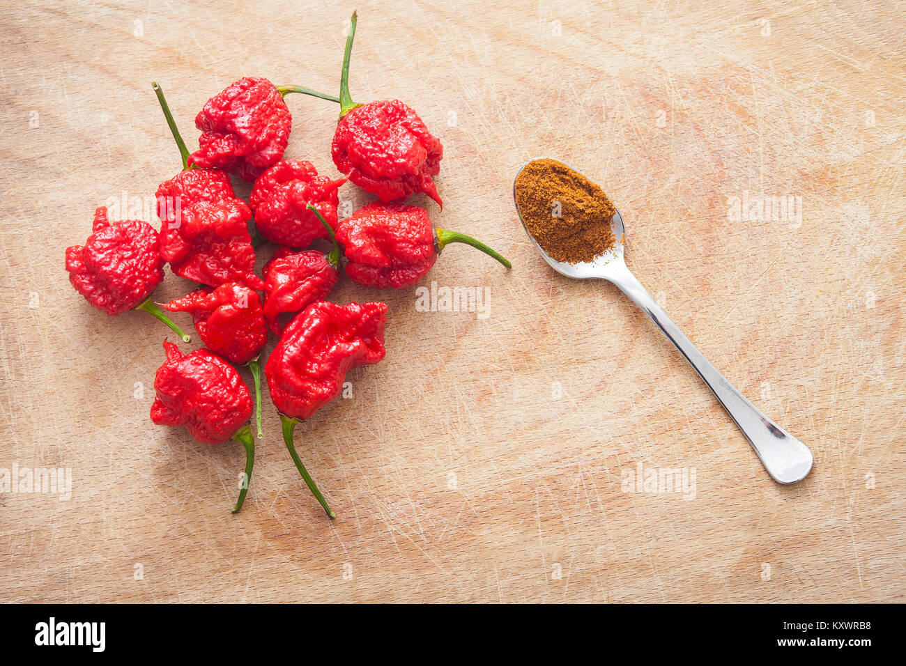 Carolina Reaper peperoncino il peperoncino, il pepe più in voga nel mondo. Preparazione per il cibo piccante. Foto Stock