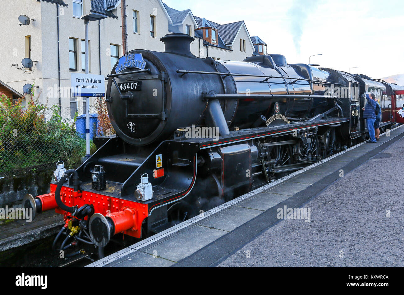 'Il Lancashire Fusilier' è un LMS Stanier Class 5 4-6-0 locomotore motore, o Nero 5, tirando il giacobita Express a Fort William, Scotland, Regno Unito. Foto Stock