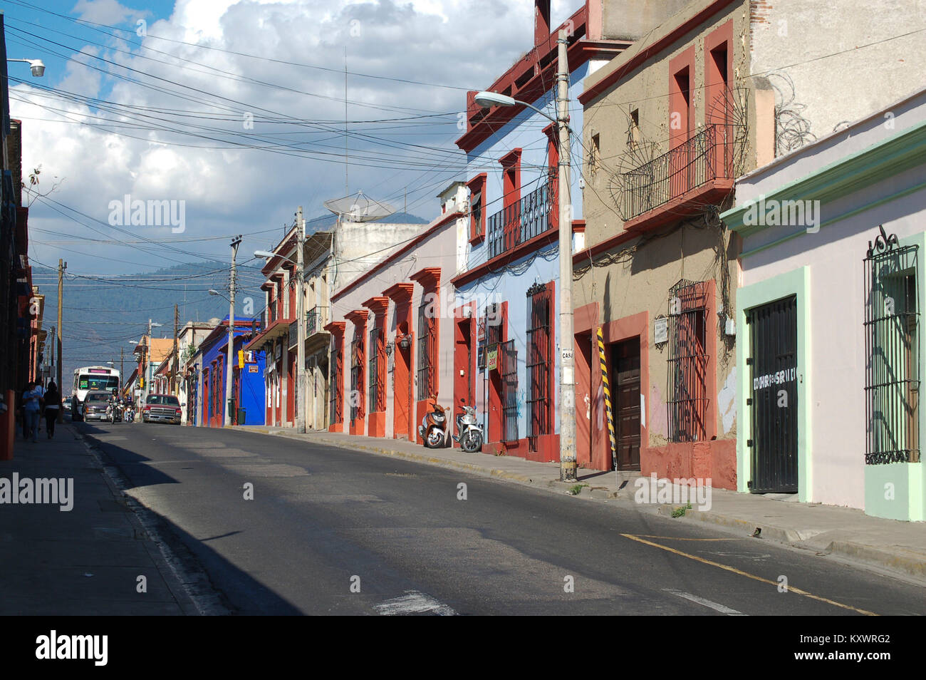 Una strada nel centro della città di Oaxaca con tipico spagnolo colorate case coloniali sullo sfondo, Oaxaca, Messico, gennaio 2009 Foto Stock