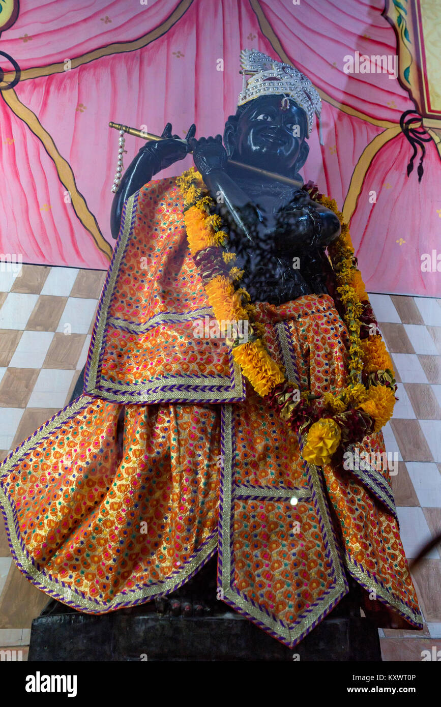 Vicino la statua del dio indù Krishna Foto Stock