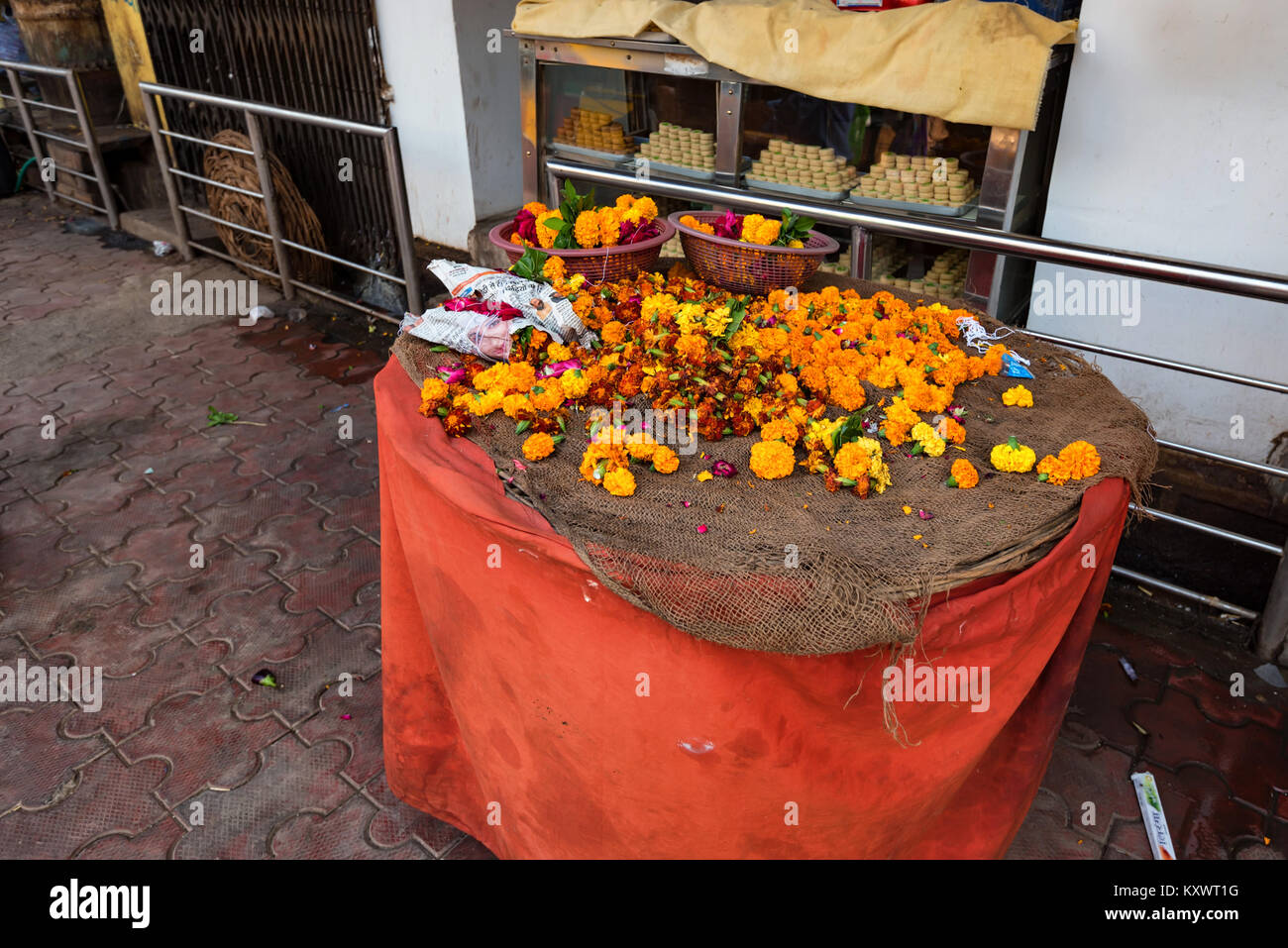 Offerta indù a divinità fatte di fiori di tagete Foto Stock