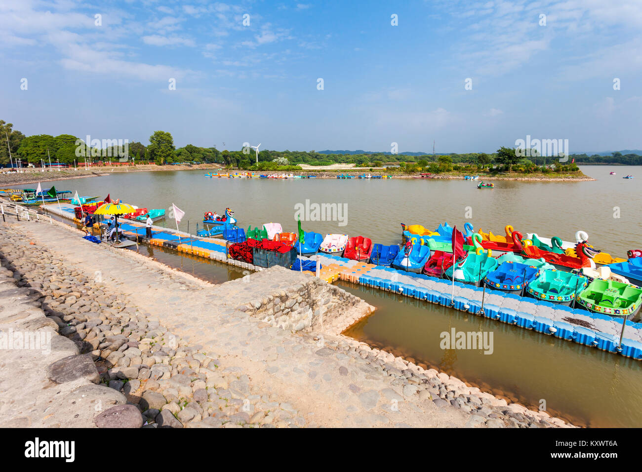 CHANDIGARH, India - 04 novembre 2015: Embankment presso il lago Sukhna in chandigarh, India. Si tratta di un serbatoio a foothills dell'Himalaya, il Sh Foto Stock