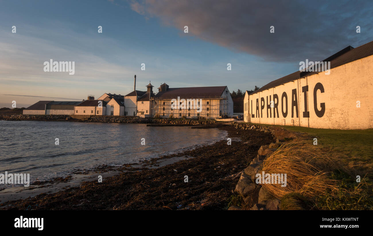 La costruzione al di fuori di Laphroaig distilleria di whisky dalla spiaggia , isola di Islay, Scozia Foto Stock