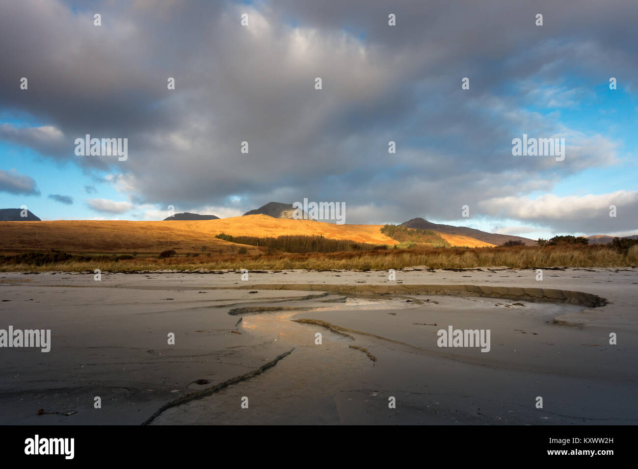 Splendida spiaggia nei pressi di Craighouse con pappe del Giura sfondo, Isle of Jura, Scozia Foto Stock