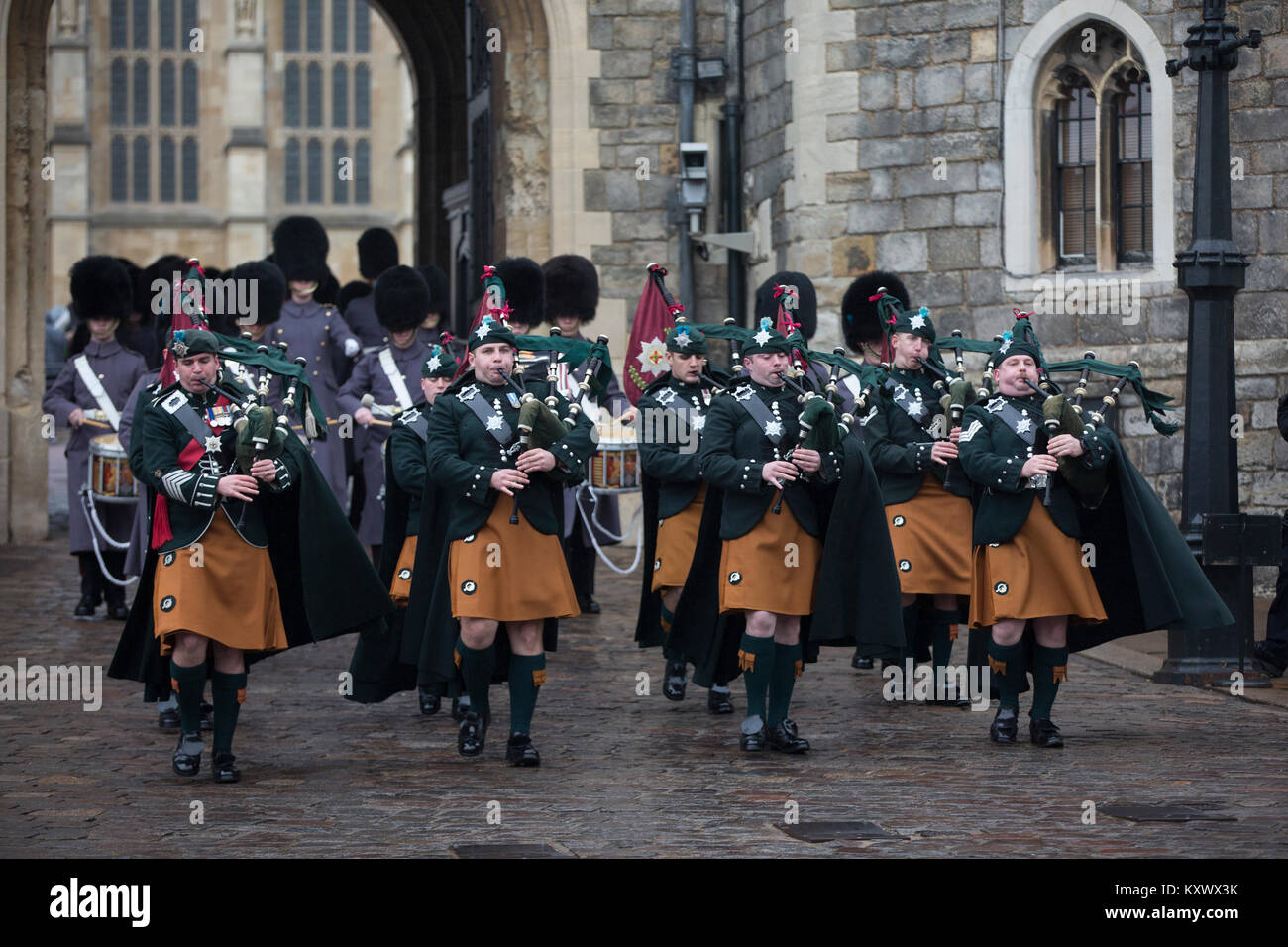 Irish la sfilata delle Guardie fuori dove il principe Harry e Megan Merkle si sposano in corrispondenza alla cappella di San Giorgio nel Castello di Windsor, Berkshire, Inghilterra, Regno Unito Foto Stock