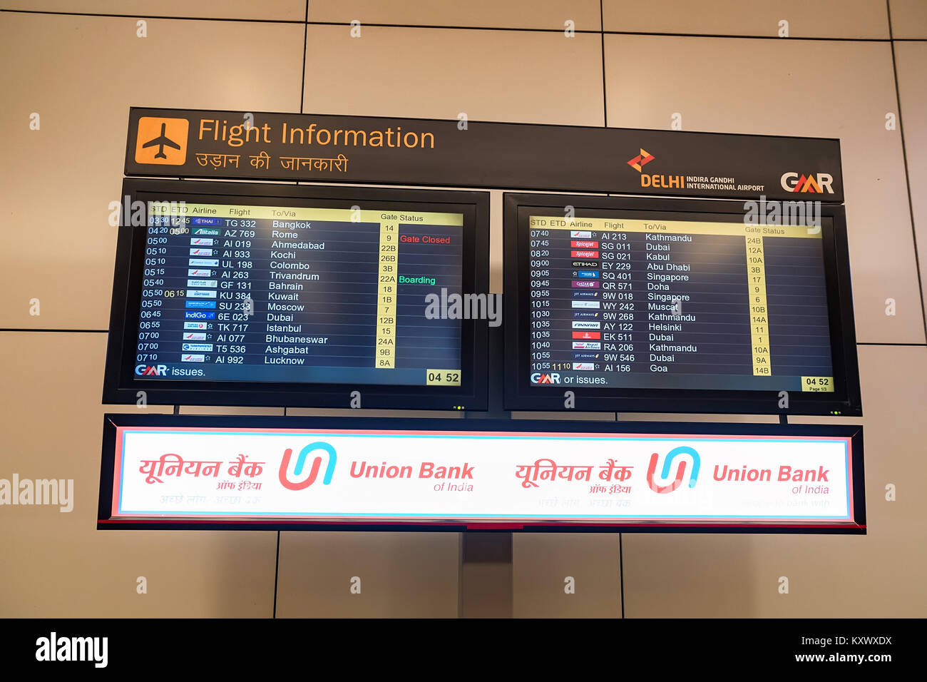 DELHI, India - CIRCA NOVEMBRE 2017: scheda di volo all'aeroporto di Delhi airport Foto Stock