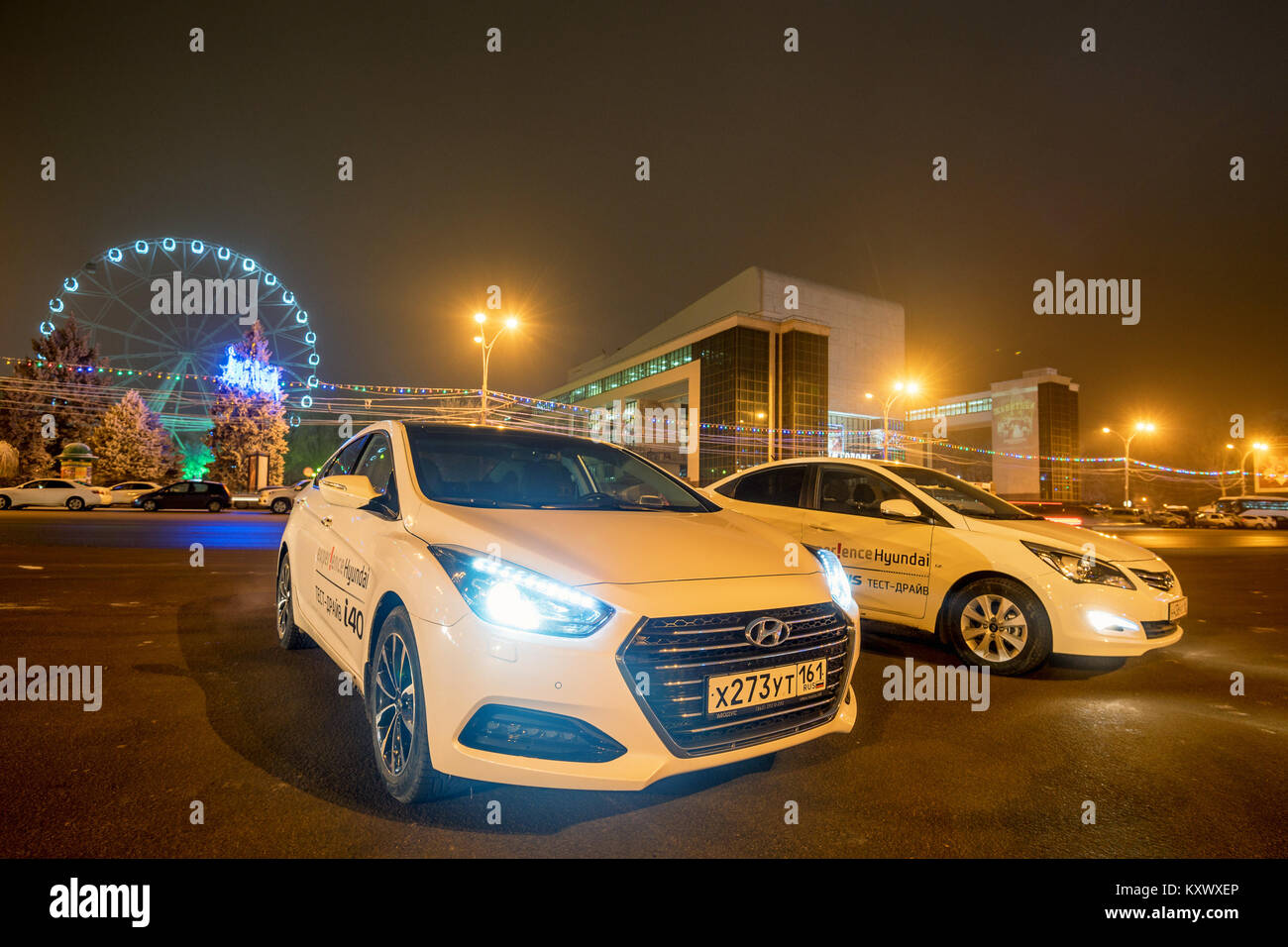 ROSTOV-on-Don, IN RUSSIA- CIRCA NEL DICEMBRE 2016: Hyundai i40 e Hyundai Solaris Foto Stock