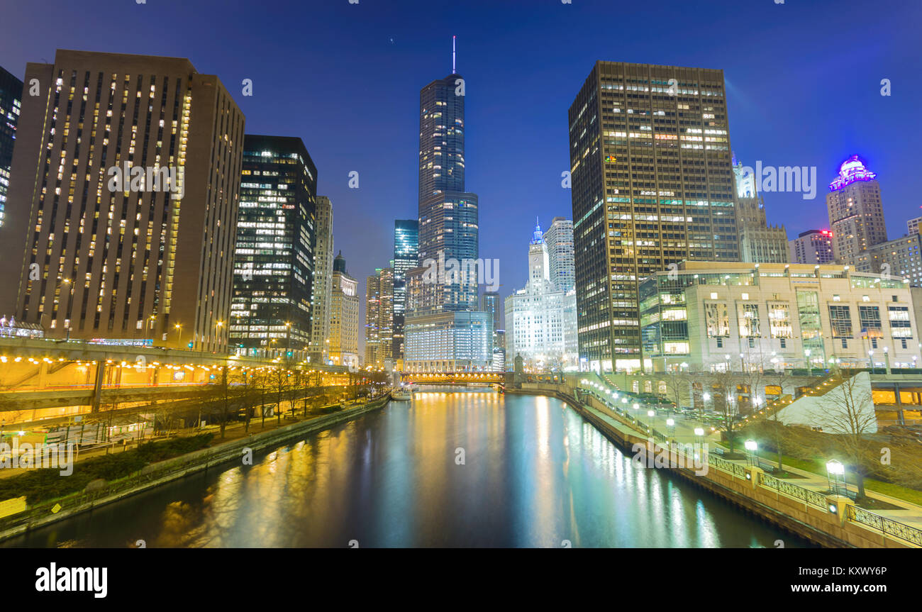 Il Trump Building, Chicago, Illinois, Stati Uniti d'America sul Fiume di Chicago Foto Stock