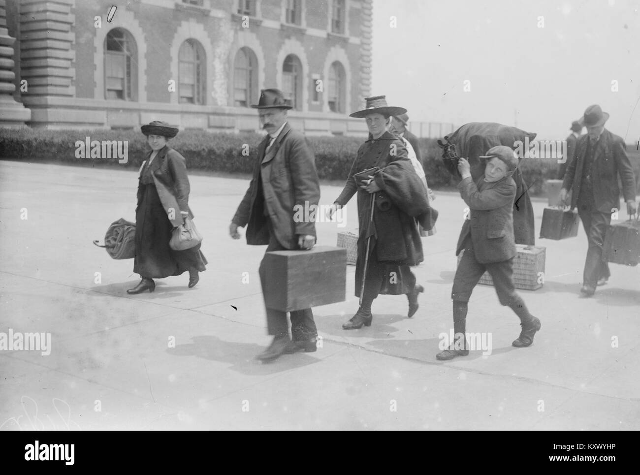 Gli immigrati che arrivano ad Ellis Island Foto Stock