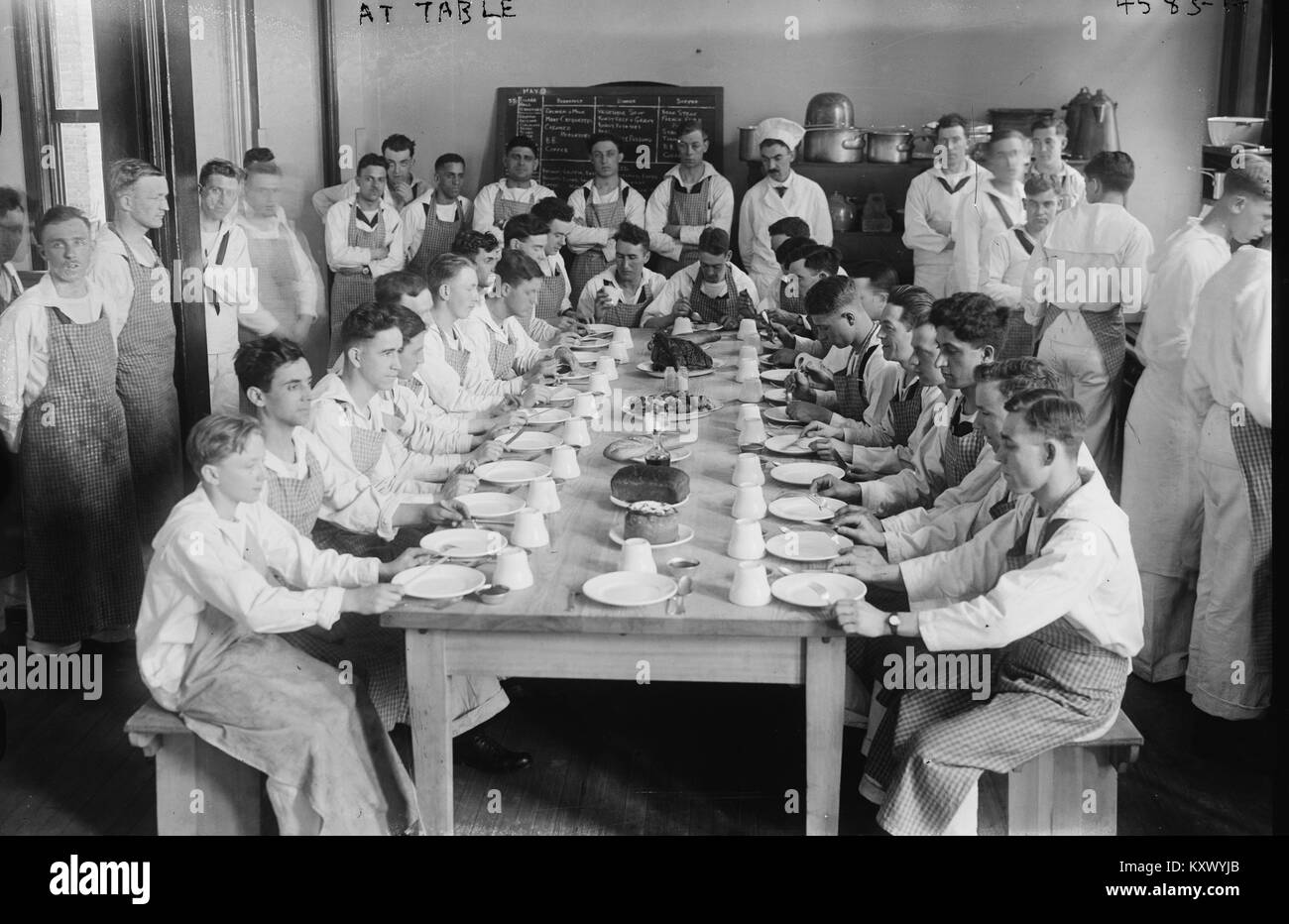 Aspiranti guardiamarina al tavolo da pranzo mangiano in formazione Foto Stock