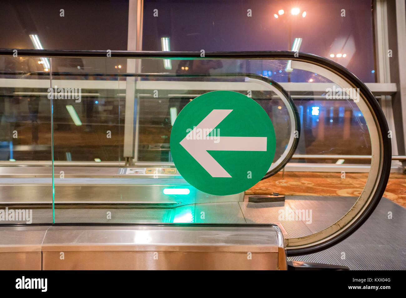 Freccia verde segno su airport tapis roulants Foto Stock