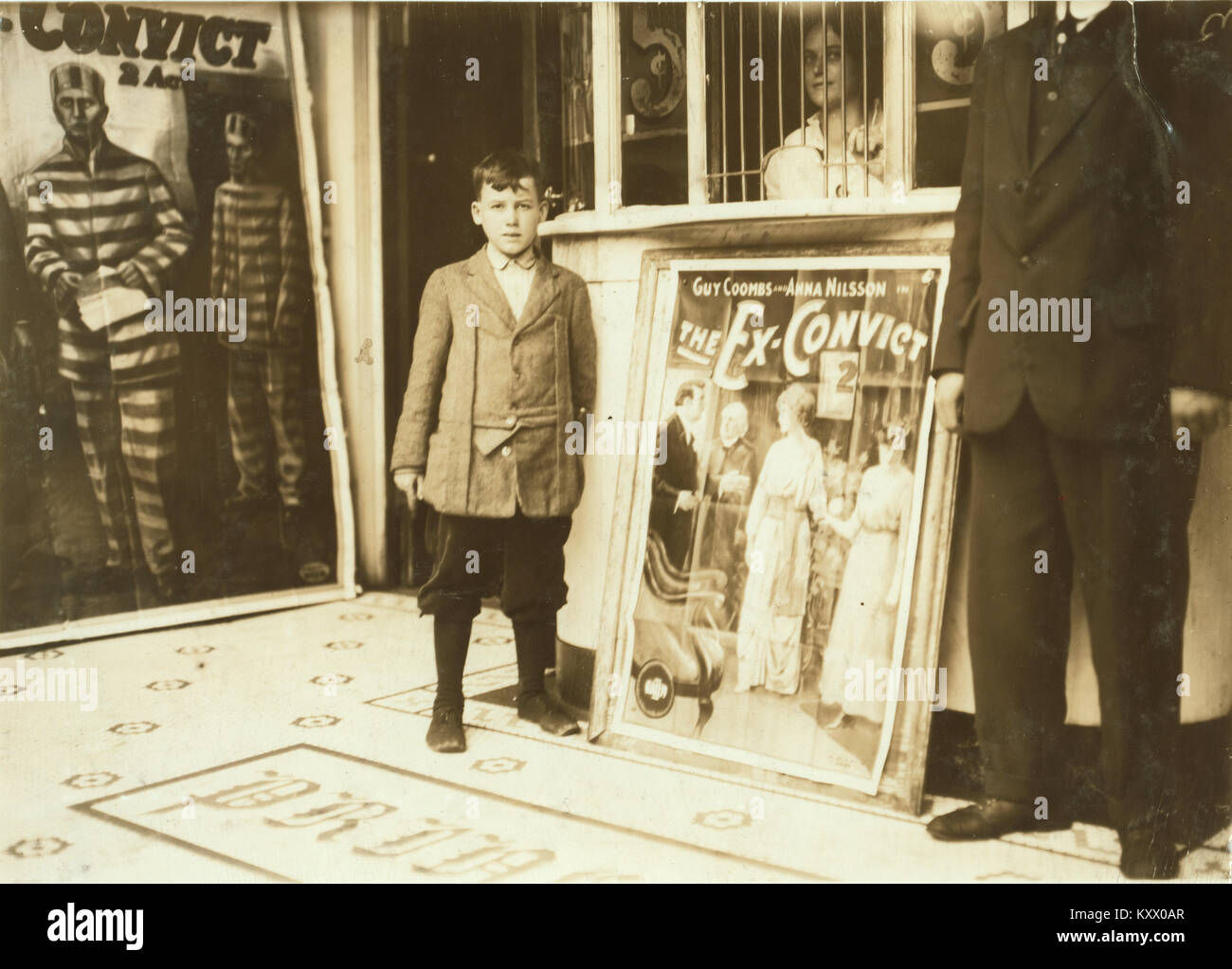 12 Anno Vecchio filmato usciere fuori il Teatro Principessa al di fuori della biglietteria; 5 centesimi Foto Stock