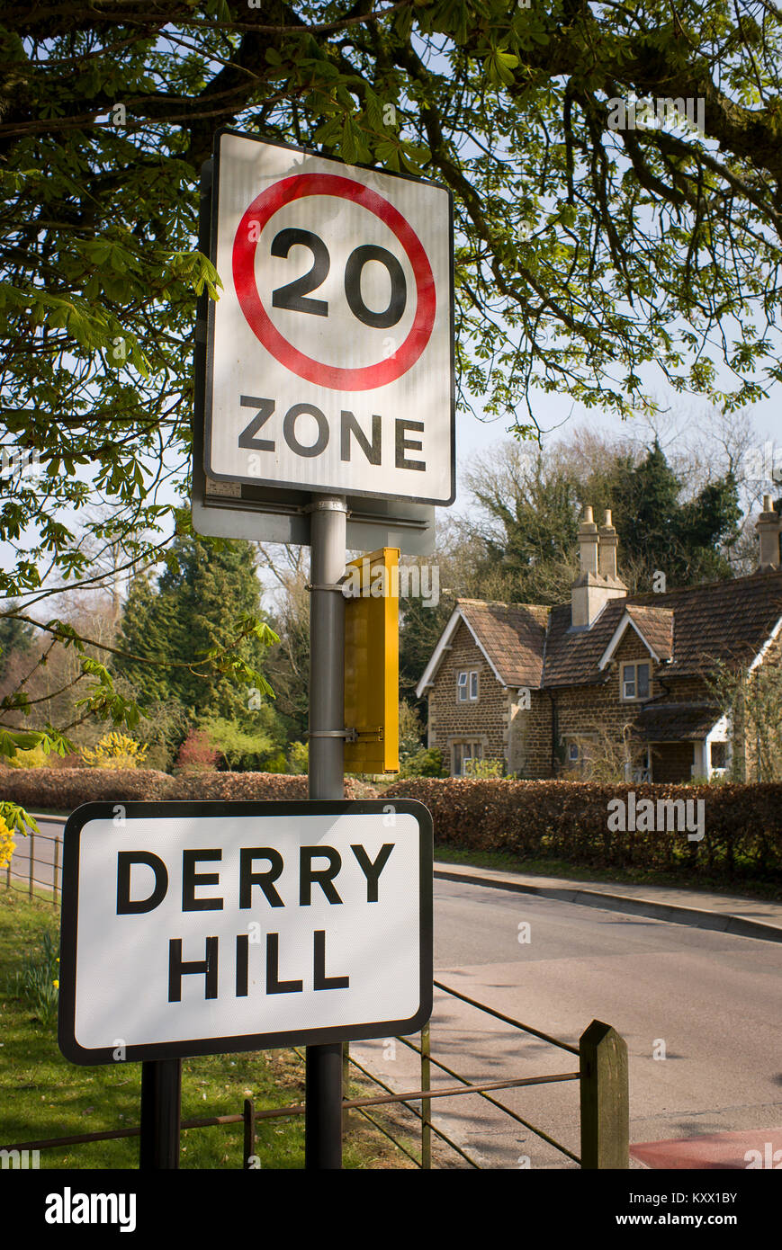 Segni di identificazione e di moderazione del traffico misure sull'approccio in Derry Hill village vicino a Calne e Chippenham Wiltshire, Inghilterra REGNO UNITO Foto Stock