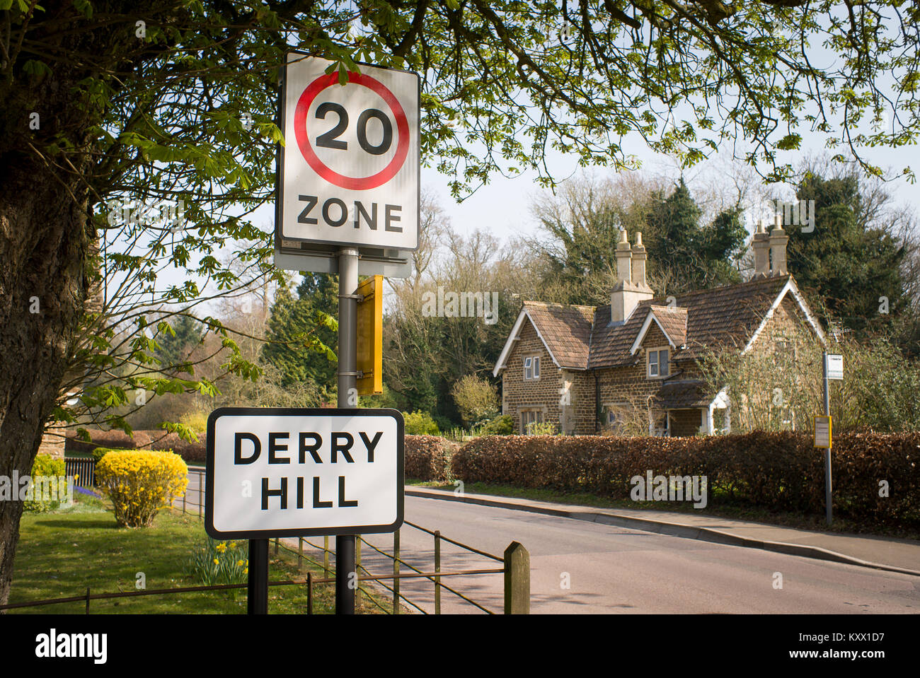Segni di identificazione e di moderazione del traffico misure sull'approccio in Derry Hill village vicino a Calne e Chippenham Wiltshire, Inghilterra REGNO UNITO Foto Stock