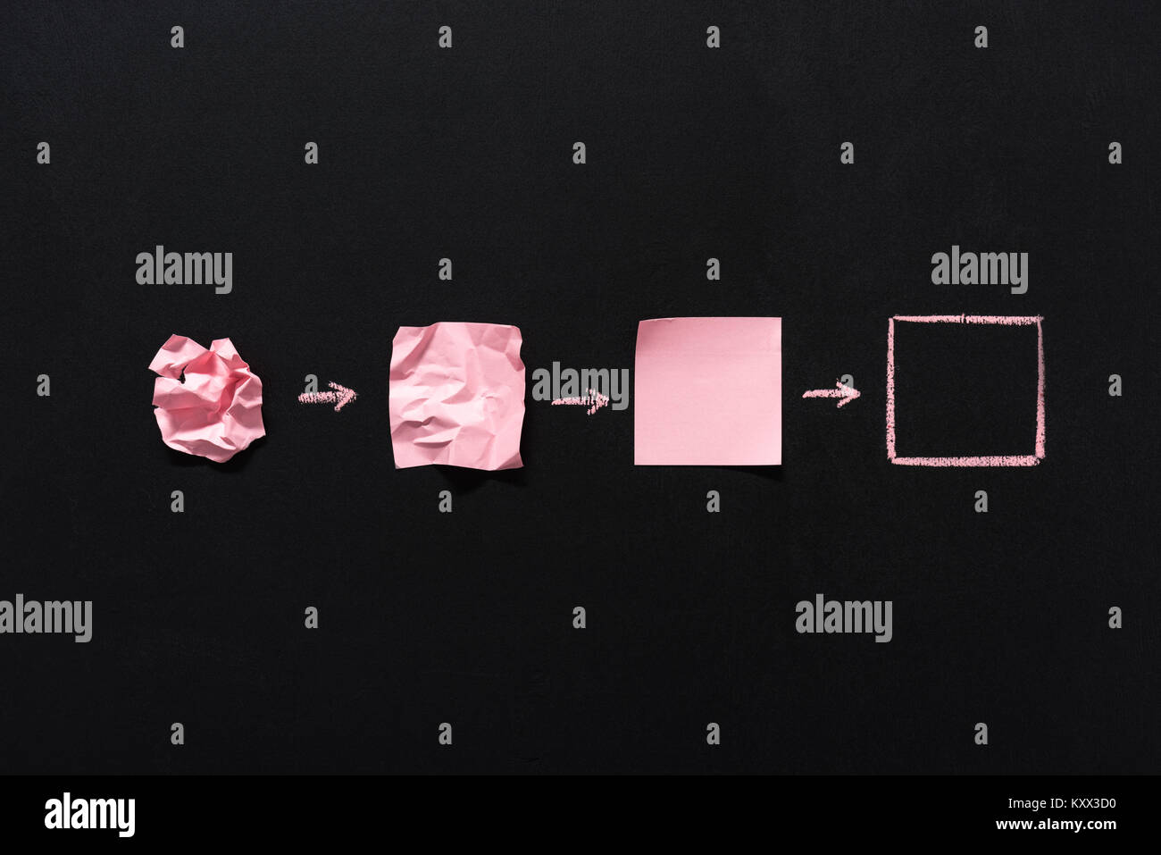 Fila di rosa Note vuote in stati diversi isolati su nero Foto Stock