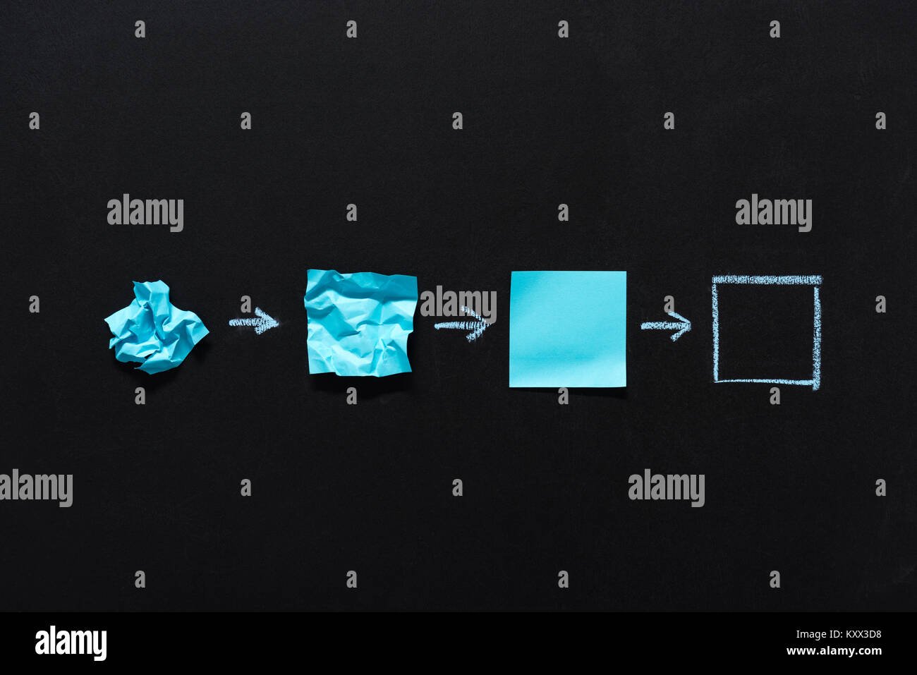 Fila di Blue Note vuote in stati diversi isolati su nero Foto Stock
