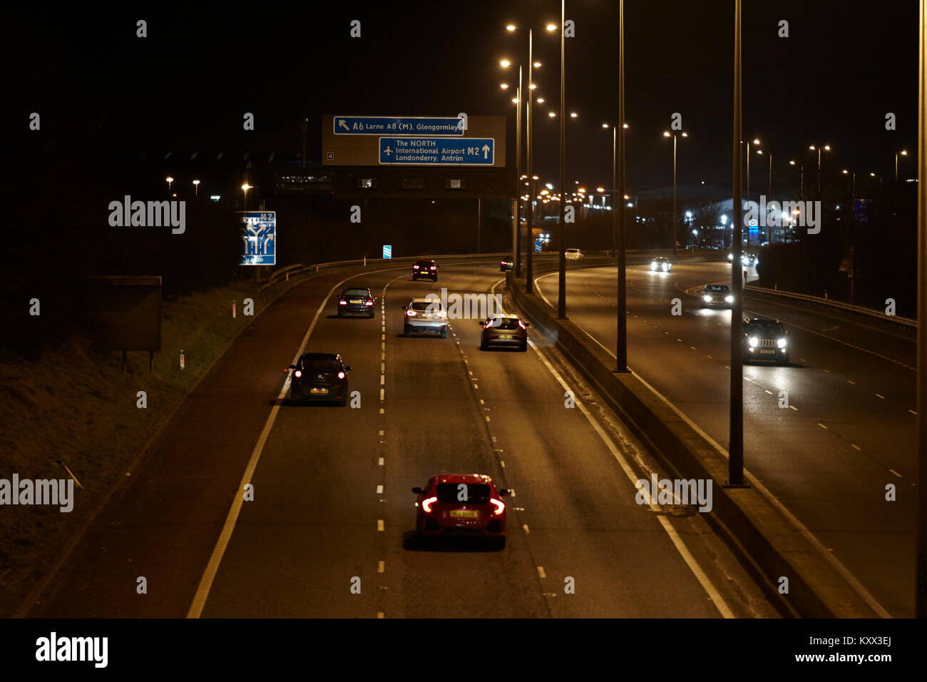 Cars driving sull'autostrada M2 in notturna a Newtownabbey Irlanda del Nord Regno Unito Foto Stock