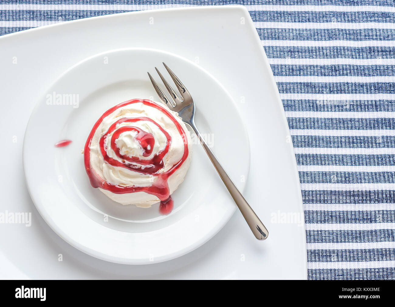 Torta di meringa con la panna montata e topping di frutti di bosco Foto Stock
