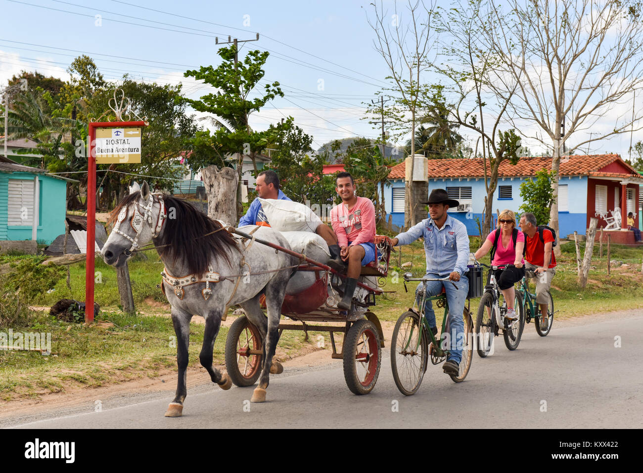 La gente del posto e i turisti a Pinar Del Rio Cuba Foto Stock
