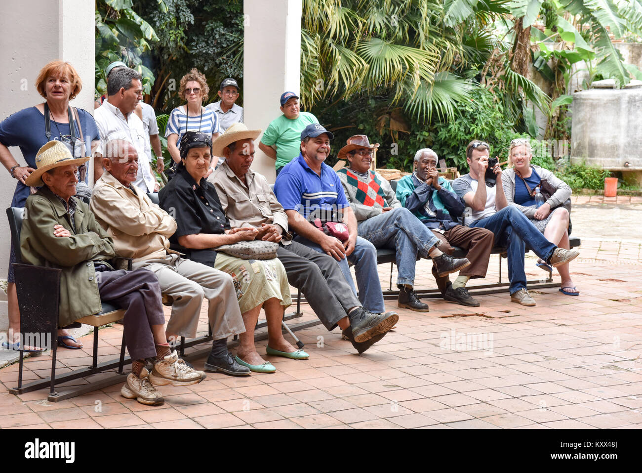 La gente del posto e i turisti a guardare un film insieme in Vinales Cuba Foto Stock