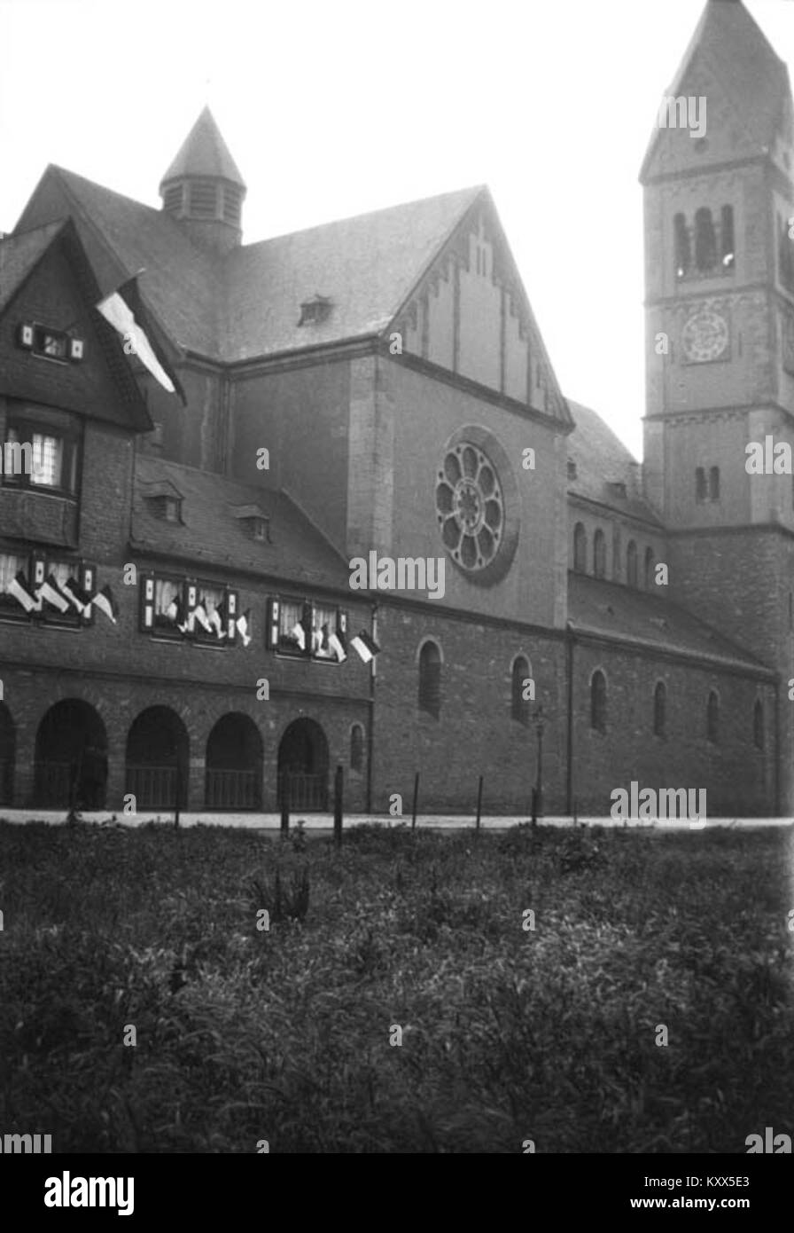 Un'immagine storica di Francoforte-Höchst, un quartiere di Francoforte sul meno, in Germania, noto per la sua architettura della città vecchia, lo sviluppo industriale e il patrimonio dell'industria chimica. Foto Stock