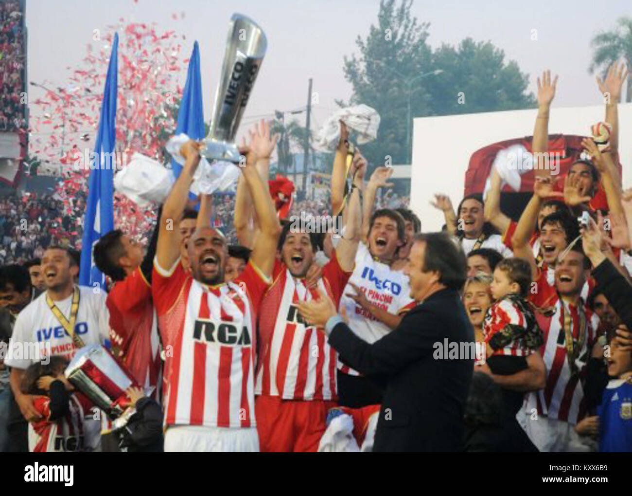 Una fotografia che documenta l'Estudiantes de la Plata che celebra la vittoria della Copa de Campeón del 2010, evidenziando un momento di successi sportivi nella storia del calcio argentino. Foto Stock