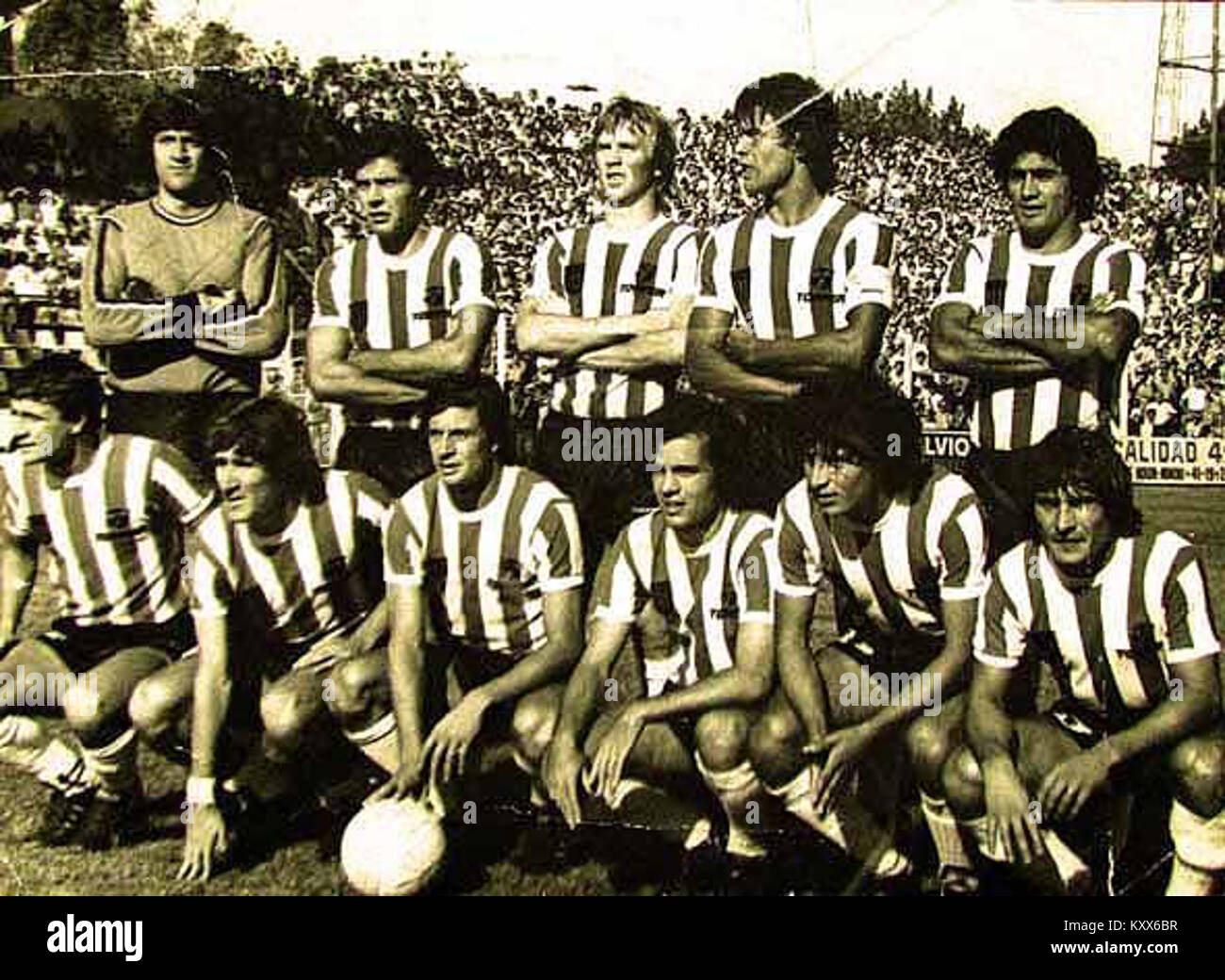 Questa immagine commemora la vittoria dell'Estudiantes de la Plata nella Primera División argentina del 1982. Il trionfo della squadra è un risultato significativo nella storia del calcio argentino. Foto Stock