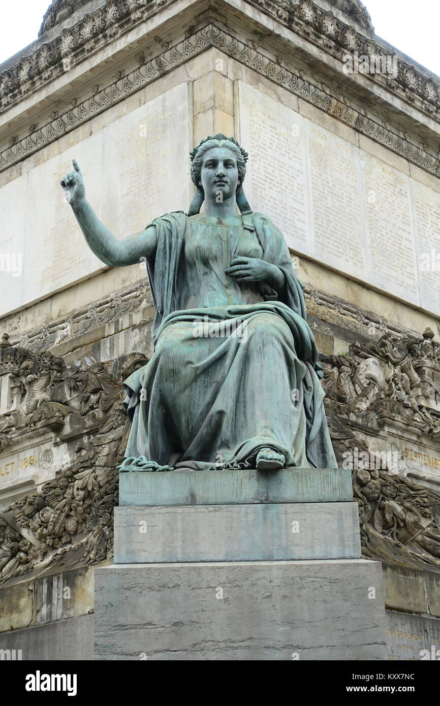 La scultura "libertà di religione" di Eugène Simonis fa parte della colonna del Congresso di Bruxelles, Belgio. Il monumento commemora la Costituzione belga del 1831 e simboleggia i diritti costituzionali e la libertà. Foto Stock