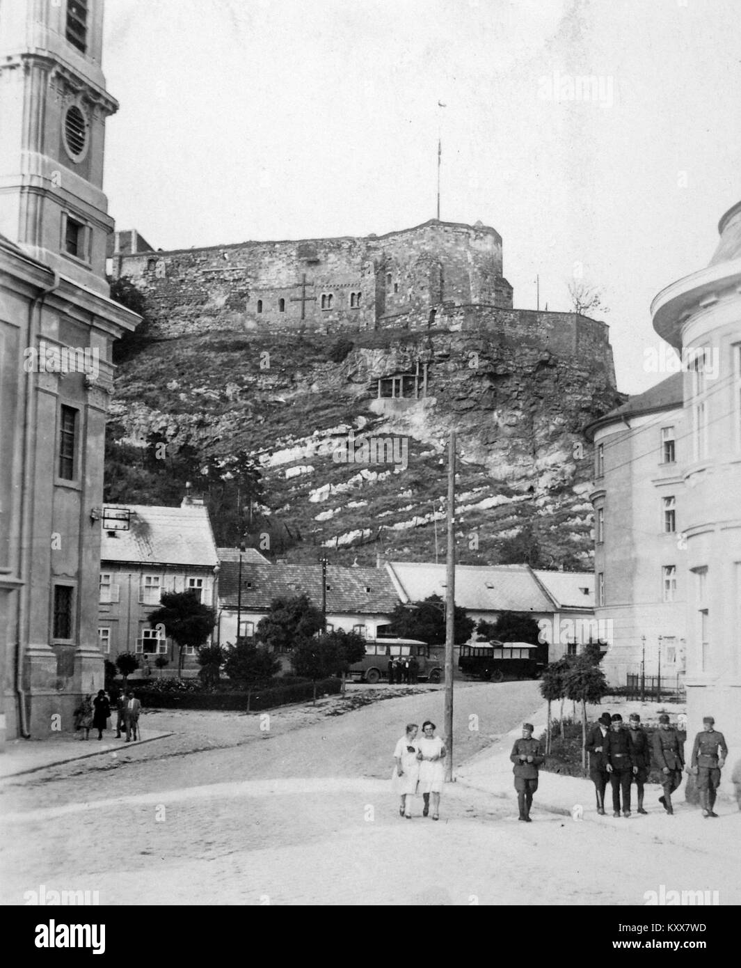 Una vista storica di Piazza Mindszenty a Viziváros, Esztergom, Ungheria, che mostra l'architettura urbana e lo spazio pubblico dell'inizio del XX secolo vicino al fiume Danubio. Foto Stock