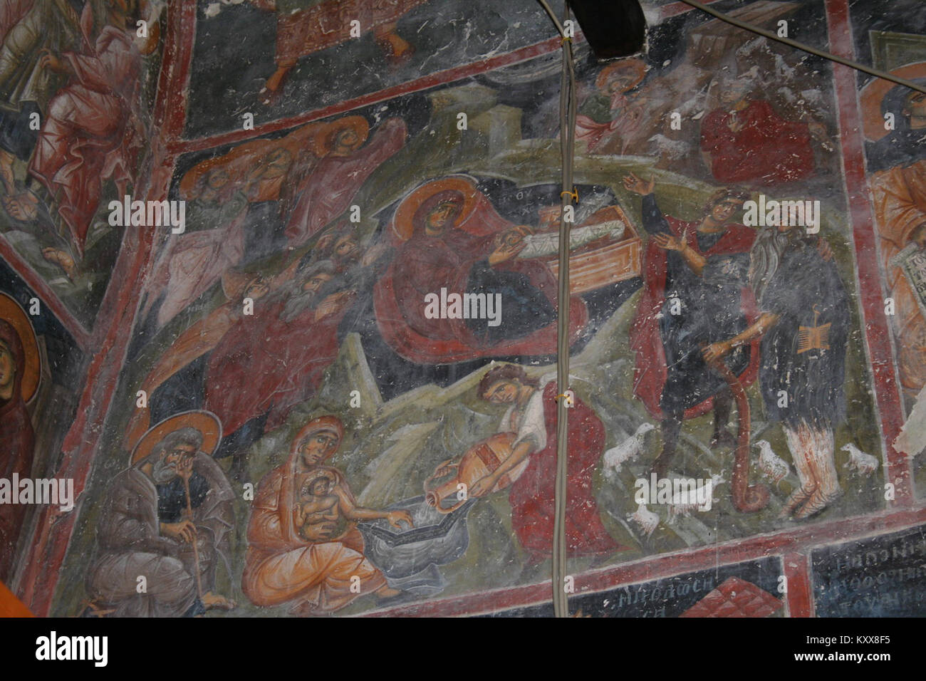 Questi affreschi della chiesa di San Nicola a Varoš raffigurano un ciclo completo di iconografia ecclesiastica del XIII secolo, tra cui apostoli, martiri, santi guerrieri e scene festali disposte in fasce intorno alle pareti interne della chiesa a navata unica. Foto Stock