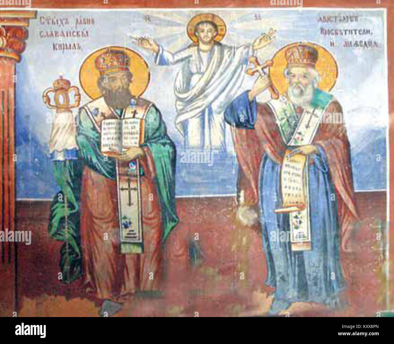 L'affresco raffigurante i Santi Cirillo e Metodio di San Nikola Gradešnički illustra i due fratelli che crearono l'alfabeto glagolitico e diffusero il cristianesimo tra gli slavi. L'opera riflette le tradizioni artistiche medievali cristiane nei Balcani. Foto Stock
