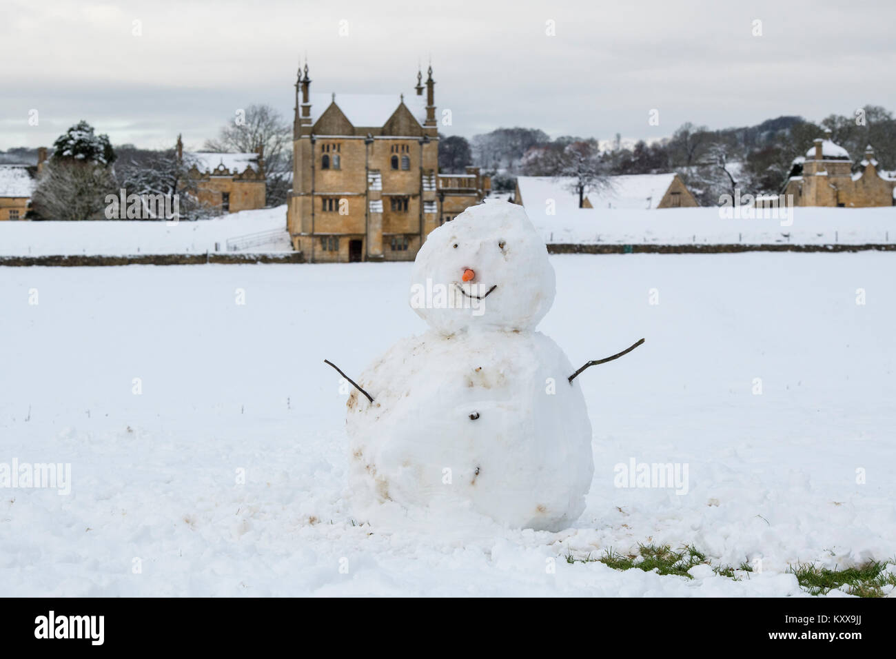 Pupazzo di neve in un campo di fronte est Banqueting House in dicembre. Chipping Campden, Cotswolds, Gloucestershire, Inghilterra Foto Stock