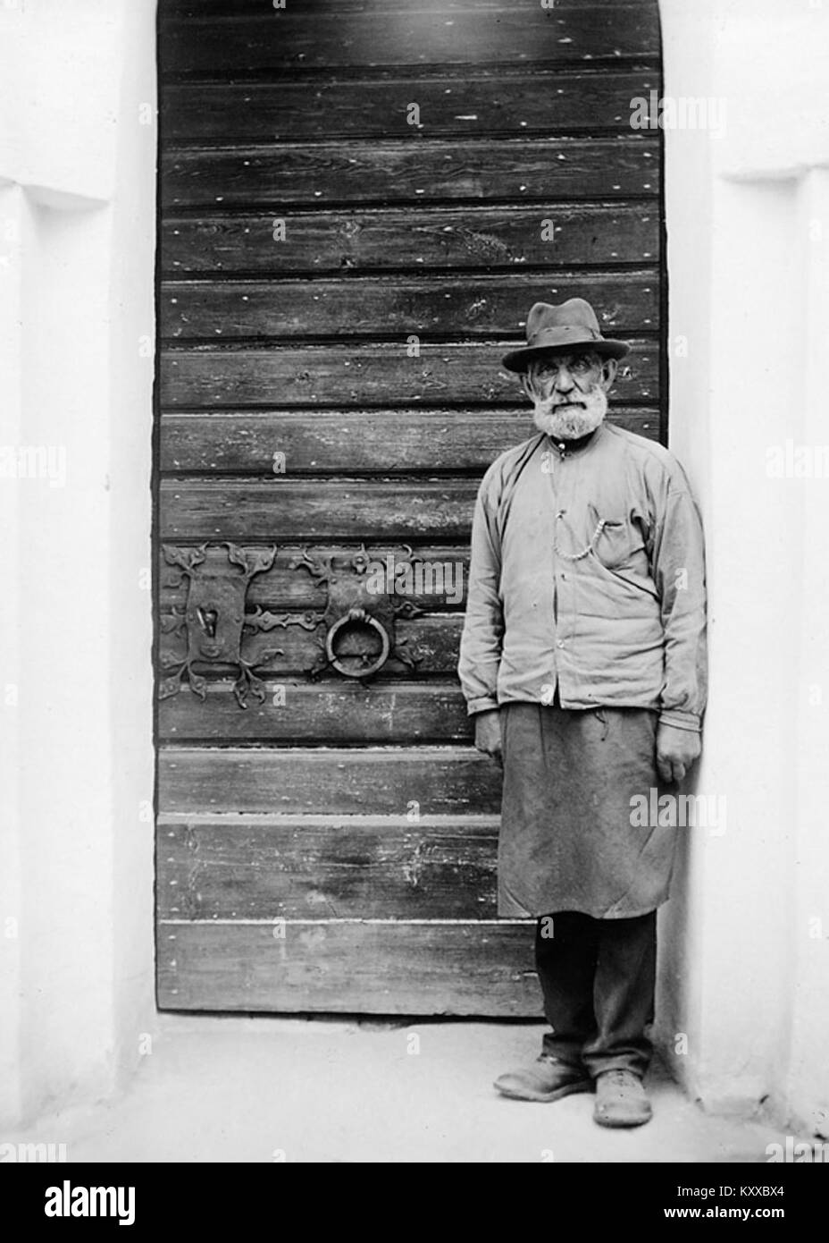 Il dipinto del 1887 di Eugen von Blaas "Die Wasserträgerin" raffigura una donna che trasporta acqua, illustrando la vita quotidiana e il lavoro domestico nella società europea del XIX secolo Foto Stock