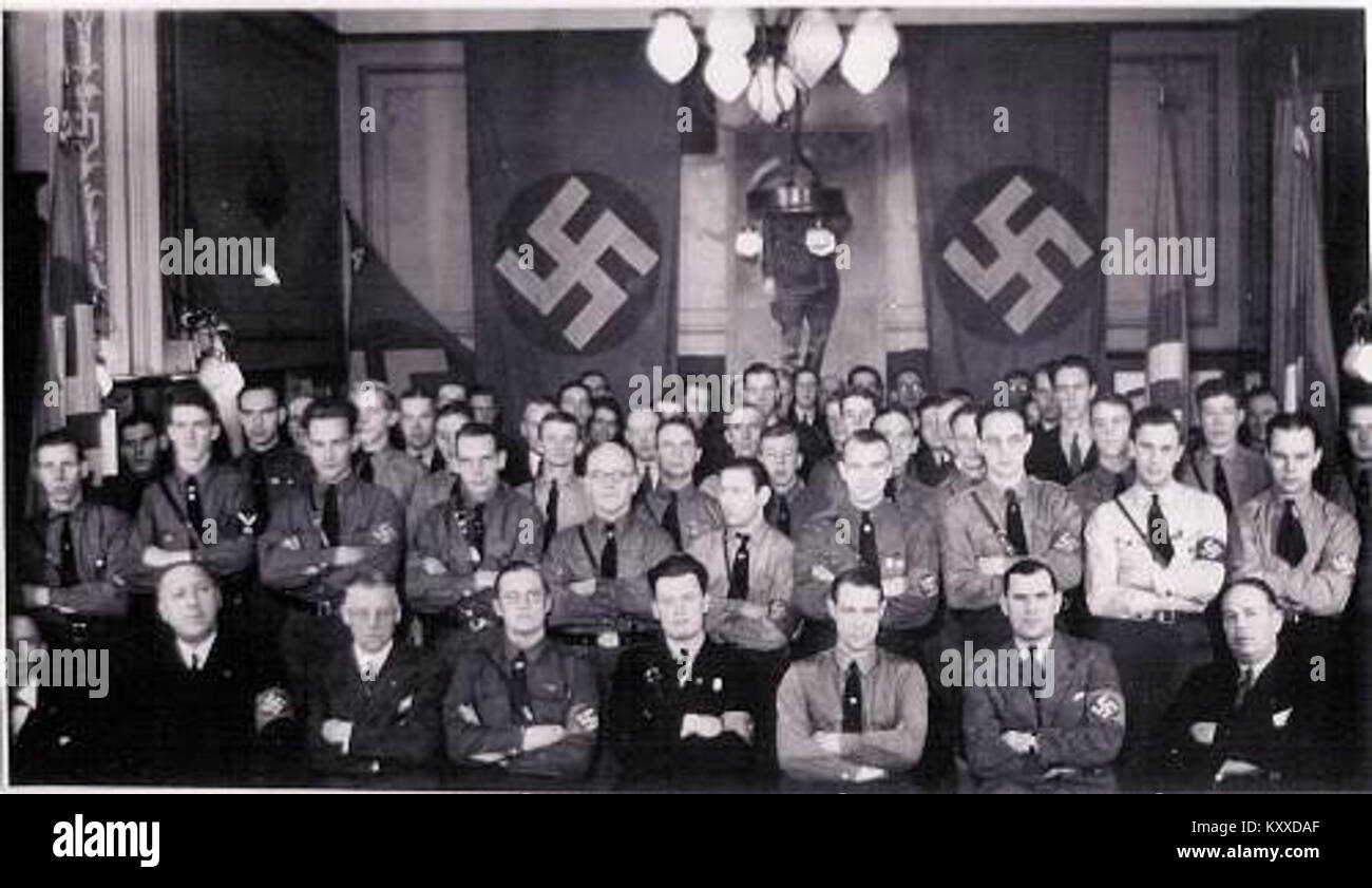 La fotografia del 1935 di una riunione di partito a Furugård mostra uomini e donne in abiti adatti al periodo assemblati al chiuso intorno ai tavoli, documentando una riunione sociale e una pratica di riunione organizzativa della Svezia interbellica. Foto Stock