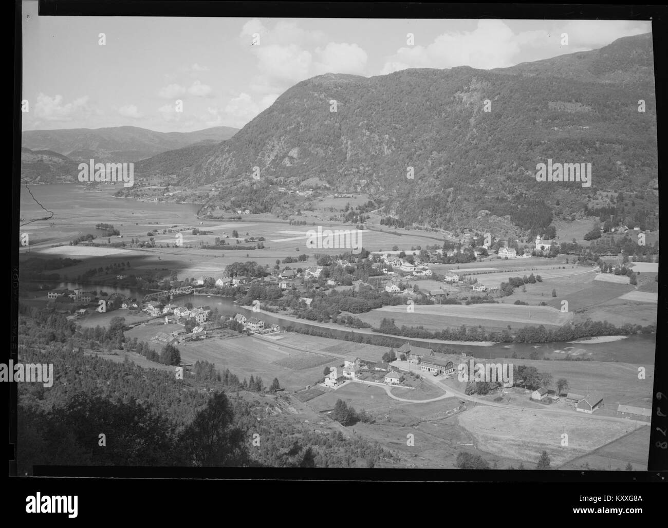 Questa immagine dagli archivi digitali norvegesi cattura un momento a Førde, offrendo un'istantanea storica della cultura e dell'architettura della città. Foto Stock