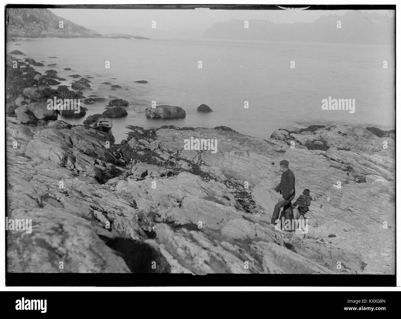 Fotografia dell'inizio del XX secolo di Rotvåg a Arnø, contea di Tromsø, Norvegia, scattata prima della costruzione dell'impianto di lavorazione del pesce, che mostra il paesaggio costiero e l'area portuale. Foto Stock
