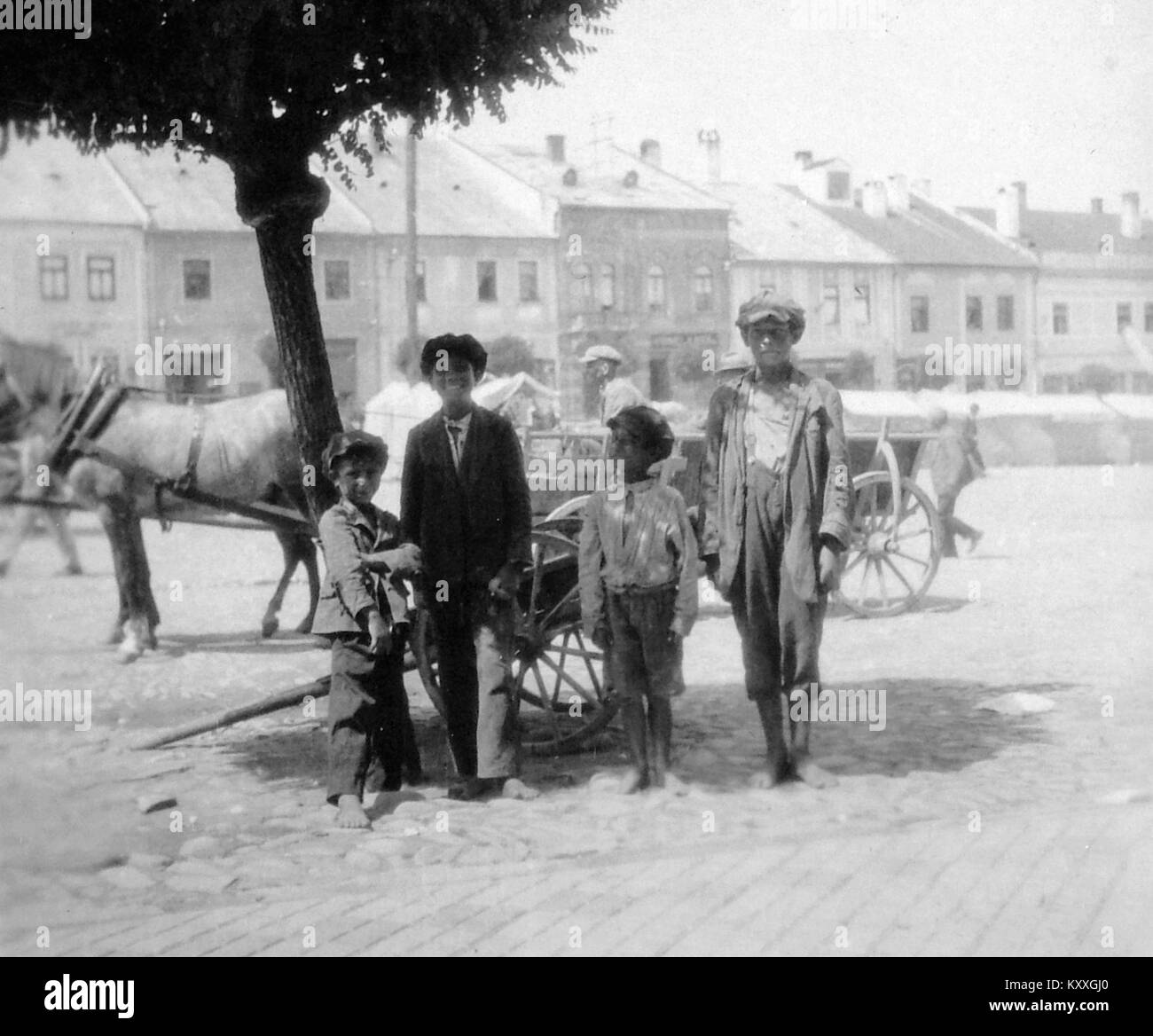 Questa immagine cattura la Fő tér (piazza principale) di Budapest, mostrando il design urbano e l'attività della piazza centrale durante i primi anni del XX secolo. La fotografia fa parte dell'archivio Fortepan, che offre una panoramica storica del centro di Budapest. Foto Stock