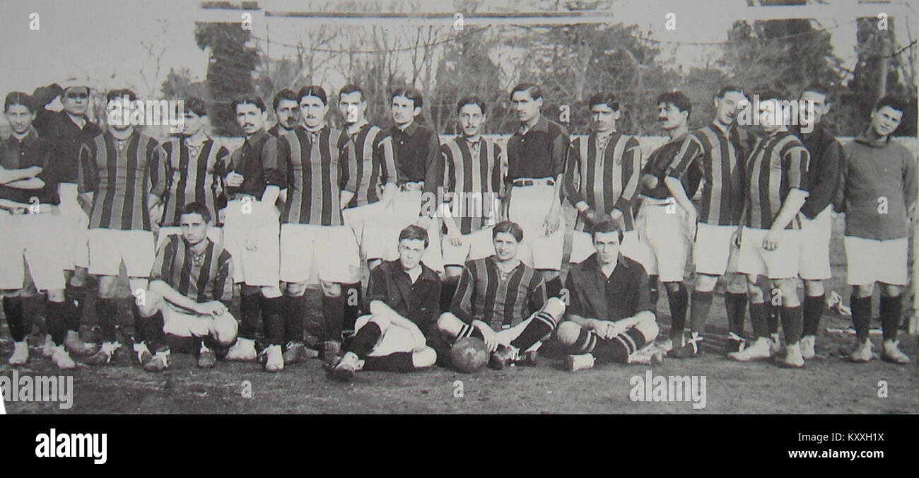 Questa immagine cattura l'iconica partita tra Galatasaray e Fenerbahce, due delle più famose squadre di calcio turche, durante la stagione 1913-14. La rivalità tra queste squadre è una delle più antiche e intense del calcio turco, con entrambe le squadre che detengono un posto significativo nella storia sportiva del paese. Foto Stock