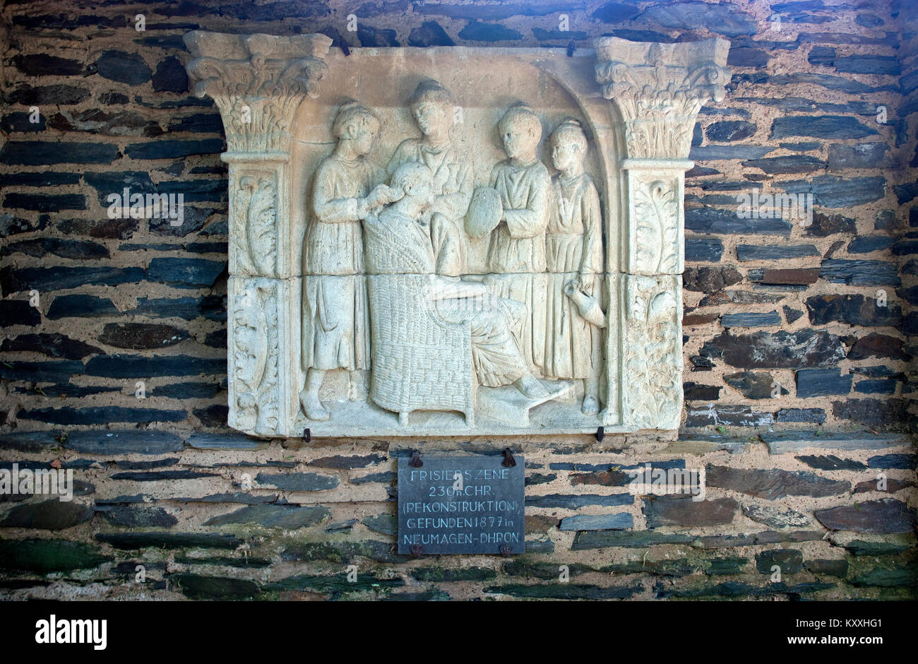 Stone carving mostra una storica scena romana 'mattina wc " giardino di Ausonio, Neumagen-Dhron, Mosella, Renania-Palatinato, Germania, Europa Foto Stock