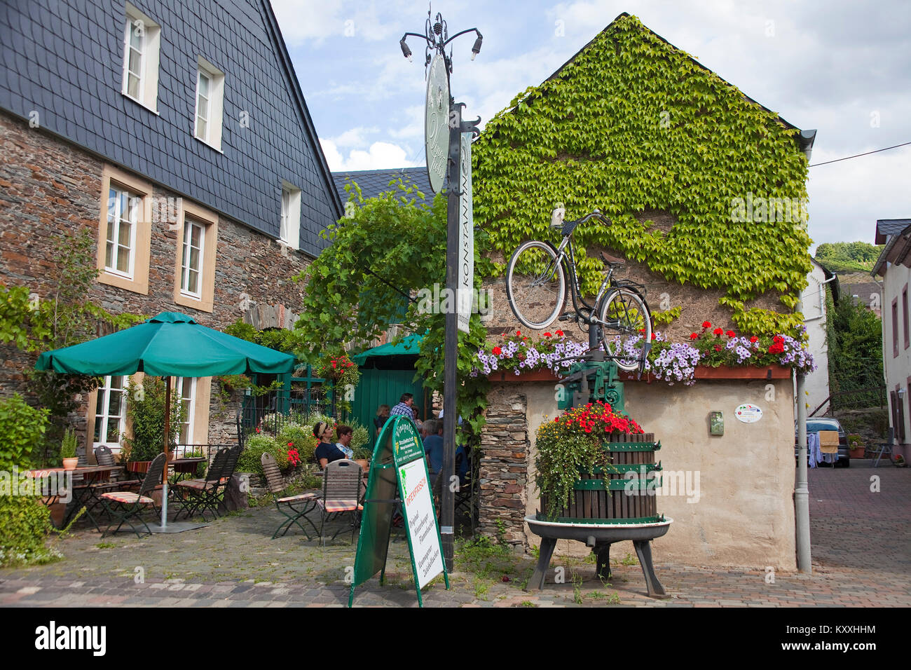 A Strausswirtschaft Neumagen-Dhron, Neumagen-Dhron è il vino più vecchio villaggio di Germania, Mosella, Renania-Palatinato, Germania, Europa Foto Stock