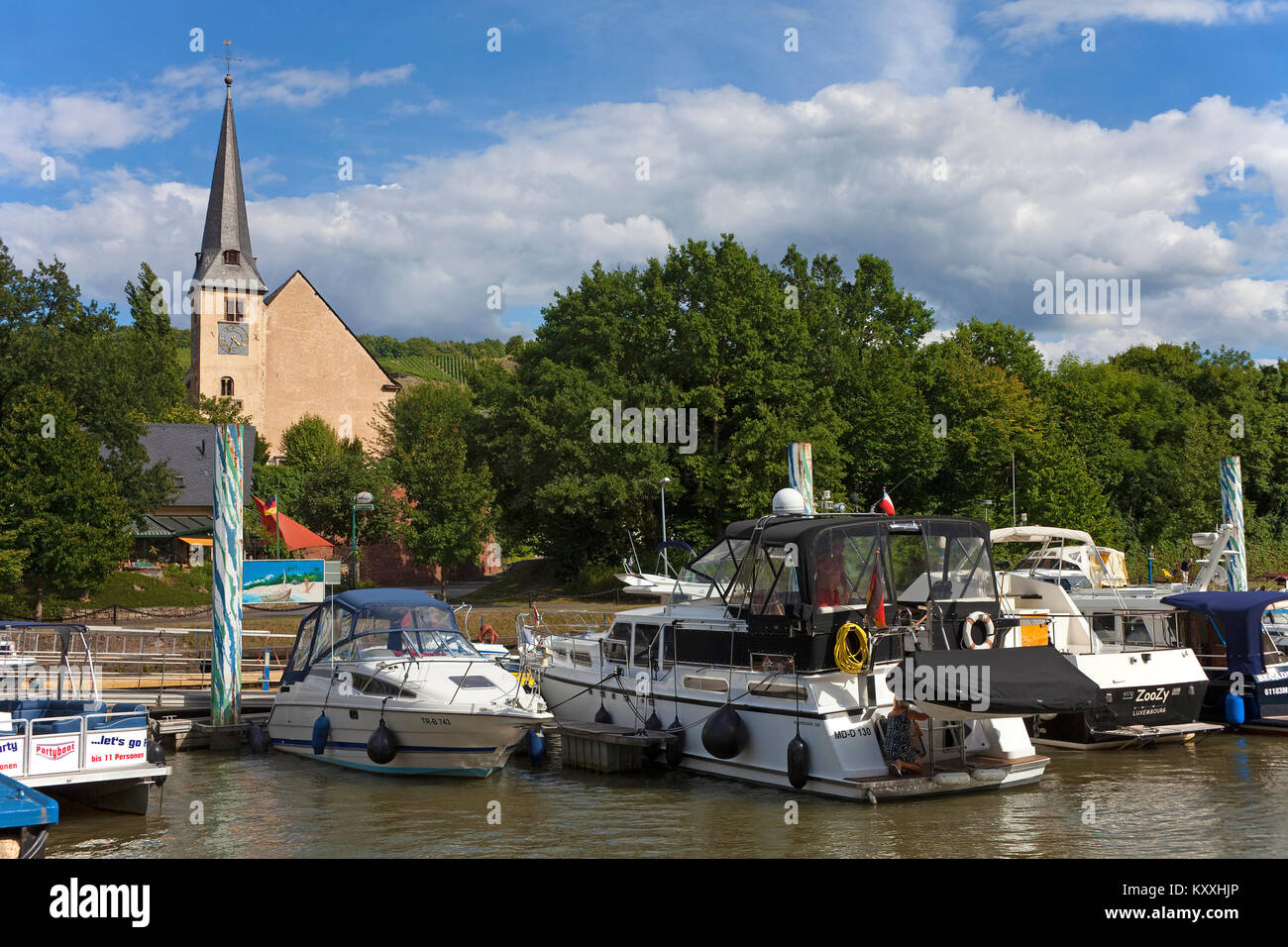 Marina e chiesa di Neumagen-Dhron, vino più vecchio villaggio di Germania, Mosella, Renania-Palatinato, Germania, Europa Foto Stock