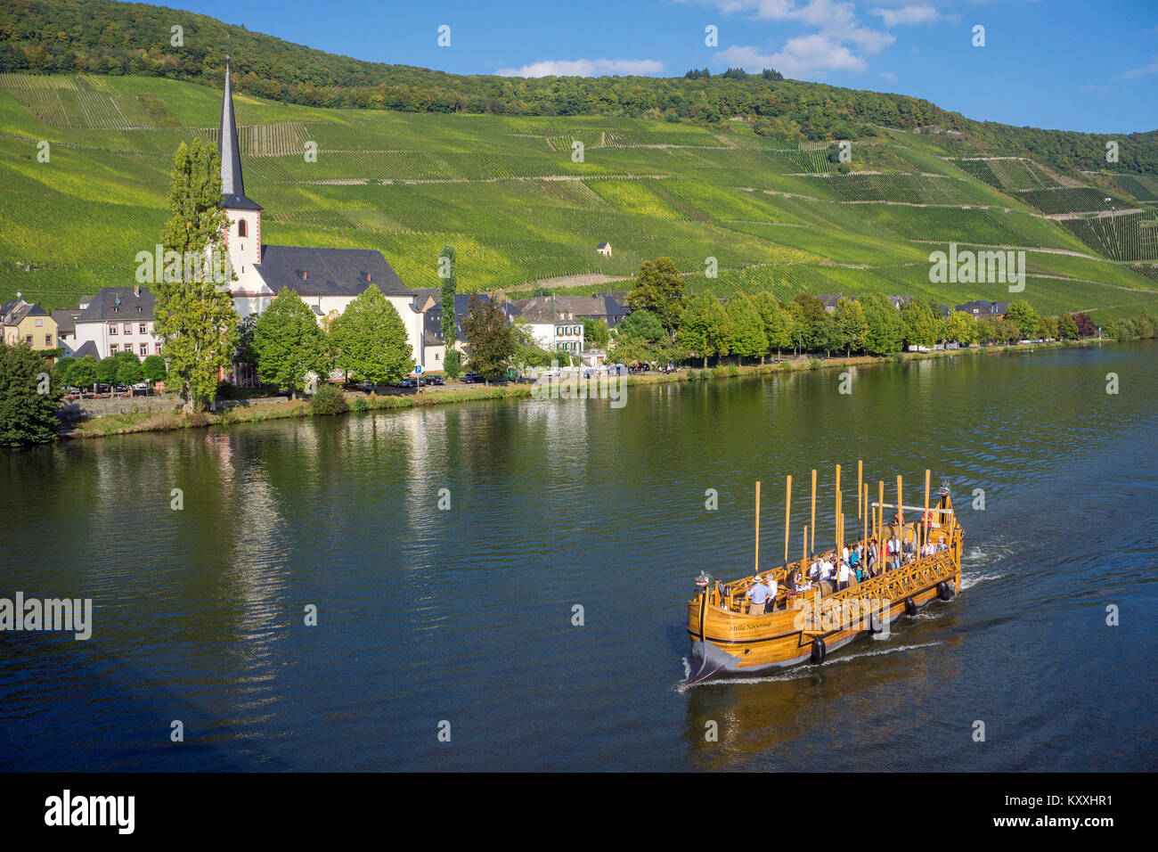 'Stella Noviomagi', la replica di un vino romano nave sul fiume Moselle, chiesa di San Michele, Piesport, Moselle, Renania-Palatinato, Germania, Europa Foto Stock