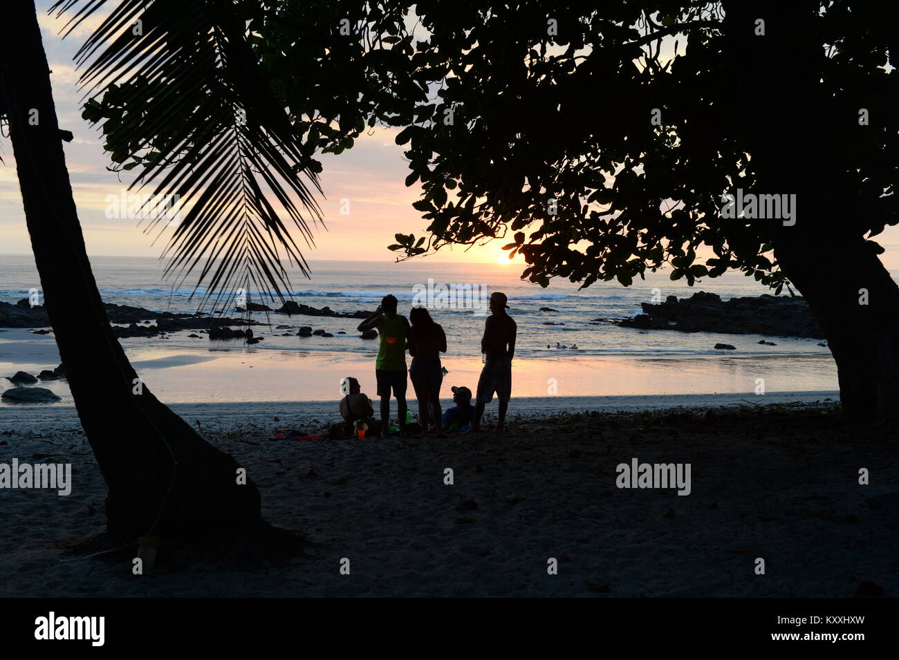 Le persone si radunano per godersi il tramonto da Santa Teresa che è famosa in tutto il mondo Foto Stock