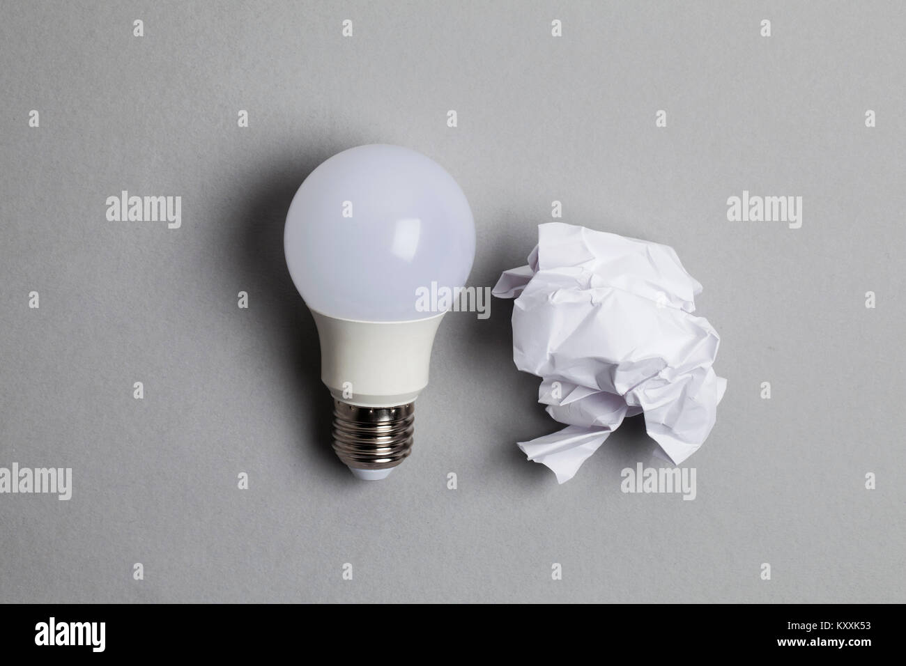 Ispirazione e il concetto di immaginazione. lampadina con il bianco carta sgualcita di documenti Foto Stock