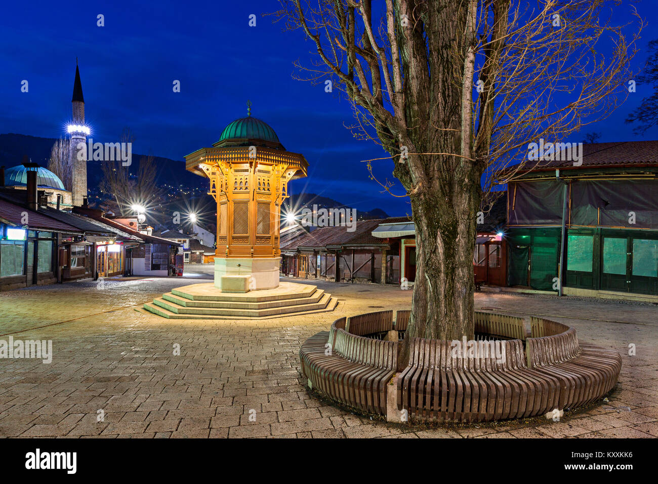 Città vecchia a Sarajevo durante la notte con Sebilj fontana e minareto di Sarajevo in Bosnia ed Erzegovina. Foto Stock