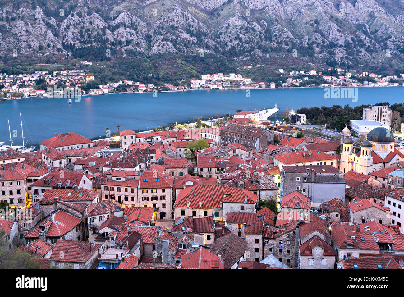 Vista sulla città vecchia e la Baia di Kotor, Montenegro. Foto Stock