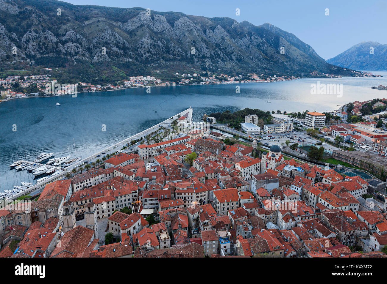 Kotor bay lungo la costa adriatica, Montenegro. Foto Stock