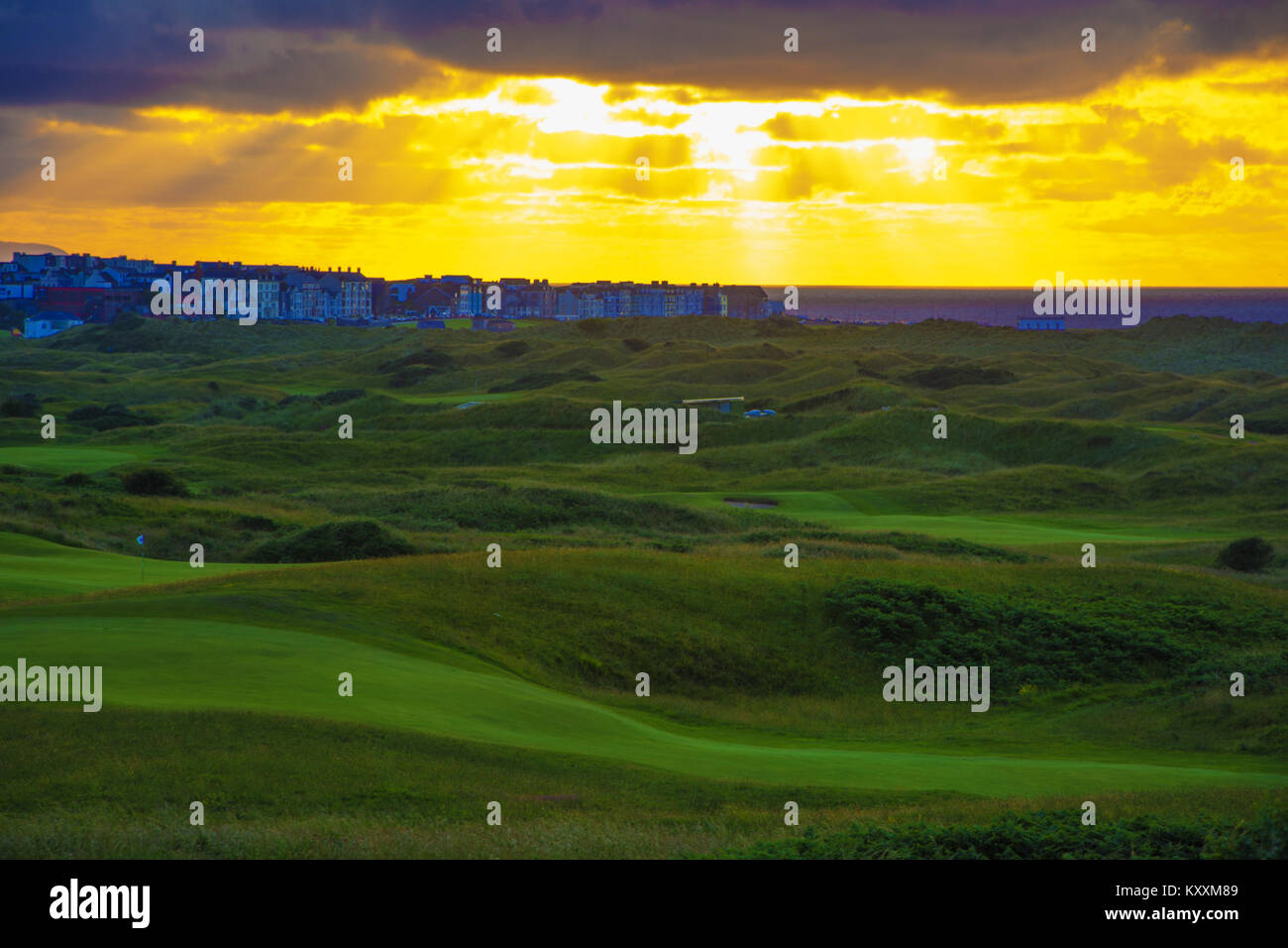 Sun si rompe attraverso le nuvole al Royal Portrush Golf Club Foto Stock
